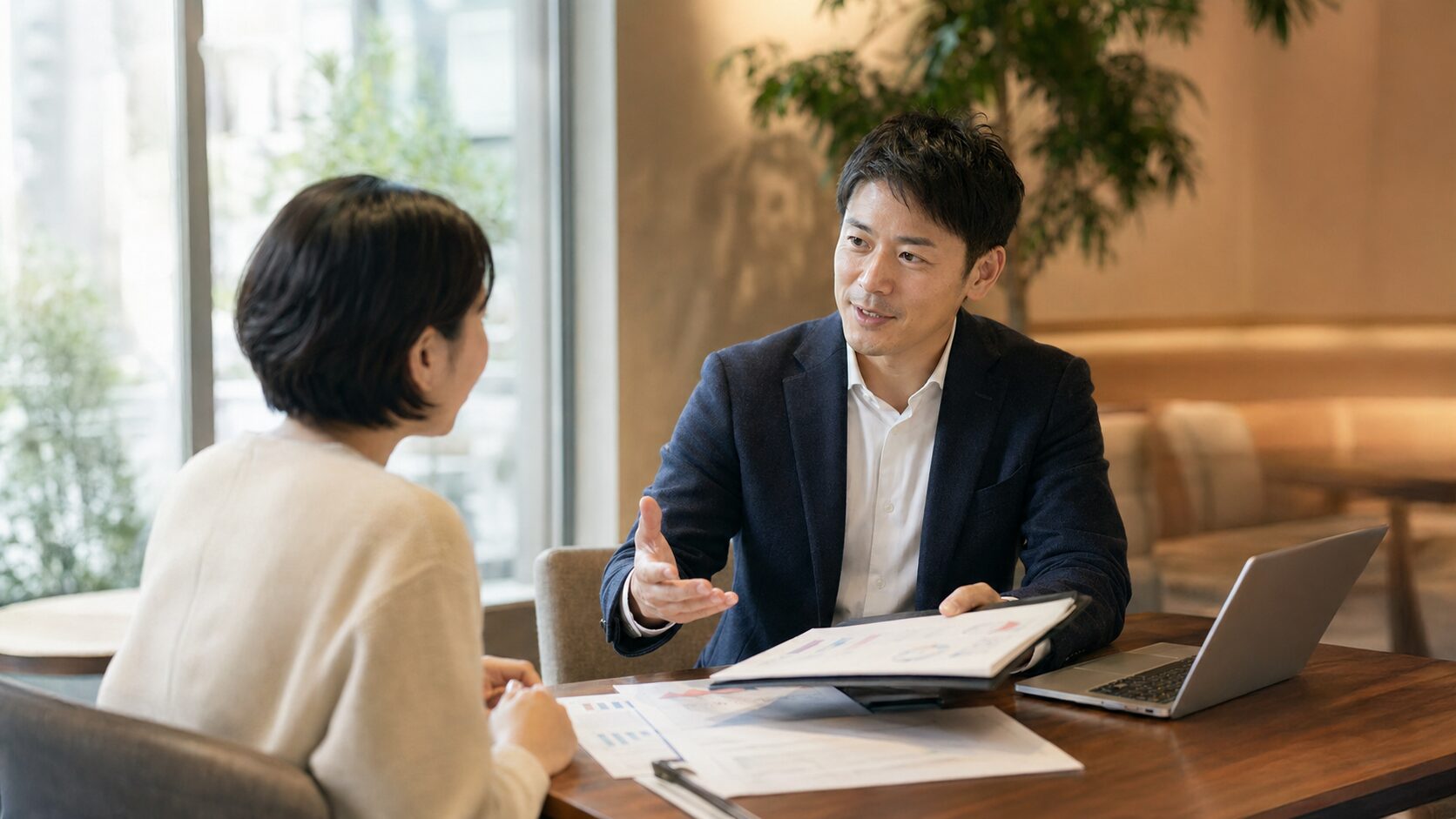 提案書を見せながら丁寧に説明するビジネスパーソン