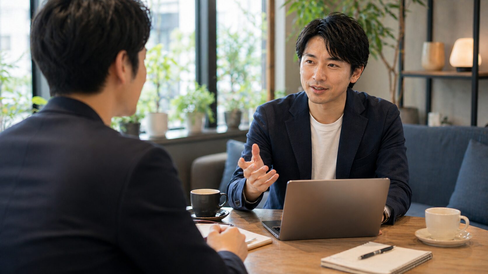 初回クライアント獲得に向けて相談するコーチ